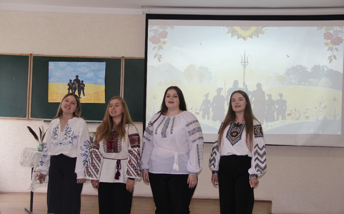 Студенти групи ПО-22 виконують пісню